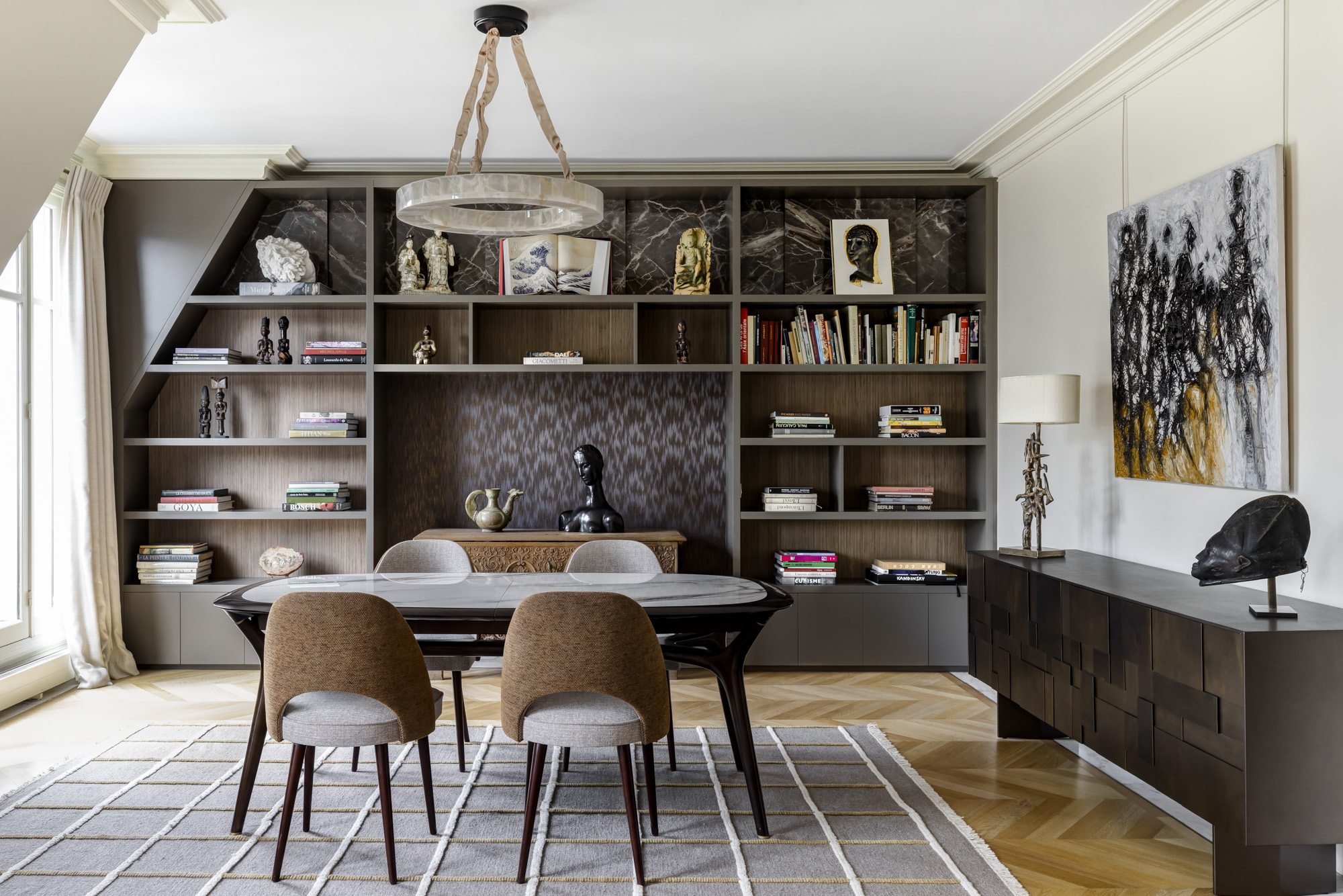 Salle à manger et bibliothèque sur mesure, appartement parisien conçu par Bird.